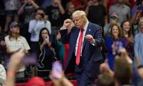 Trump dances for 30 minutes as rally ground turns into impromptu concert (video)