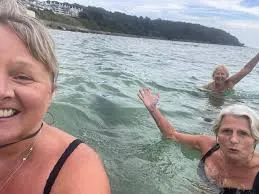 Timeless Memories: Three Sisters Recreate Their Iconic Beach Pose After 40 Years